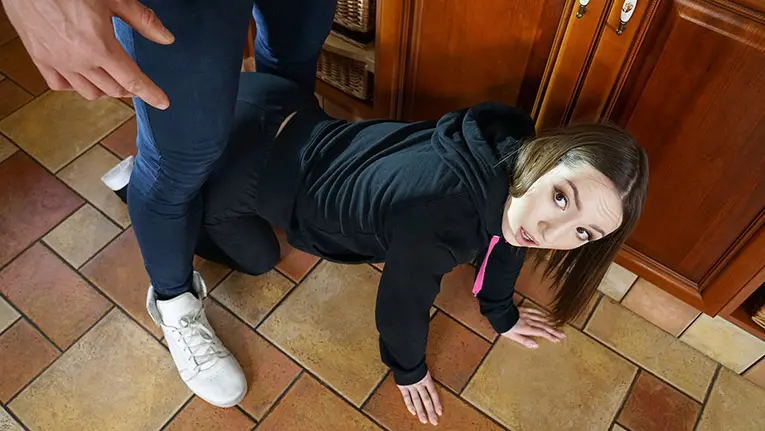 The Tiny Burglar (TeamSkeet 2021)