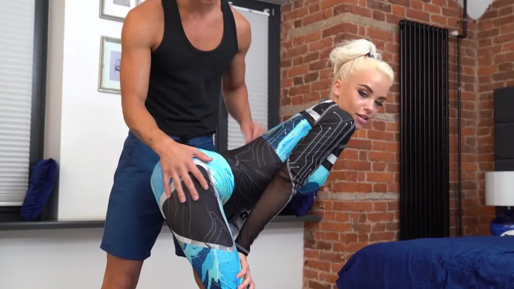 Blonde Hottie Lara Frost Ditches Training Session For DP Fucking (PornWorld 2021)