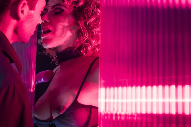 Rose Valérie: Peeper games (DorcelClub 2018)
